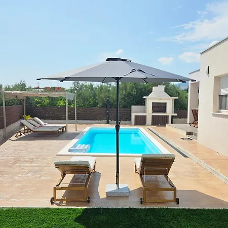 Sunn Joy Vila Kastela